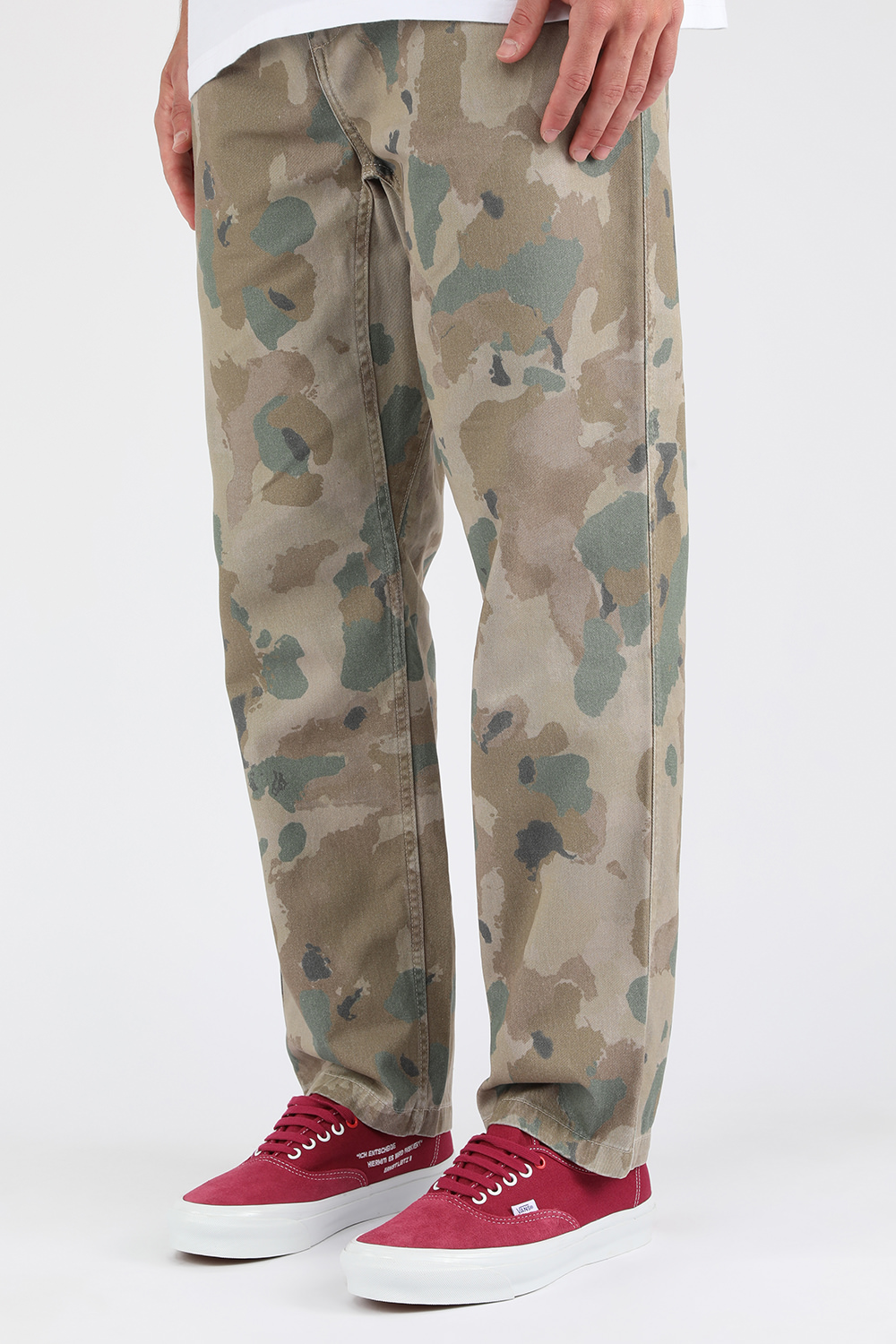 תמונת כל הלוק של נעלי סניקרס אותנטיק בגוון בורדו